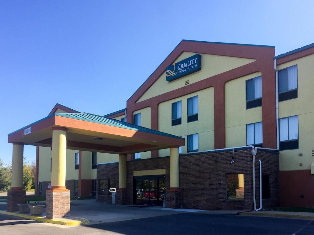 Quality Inn & Suites Lenexa Kansas City Exterior photo