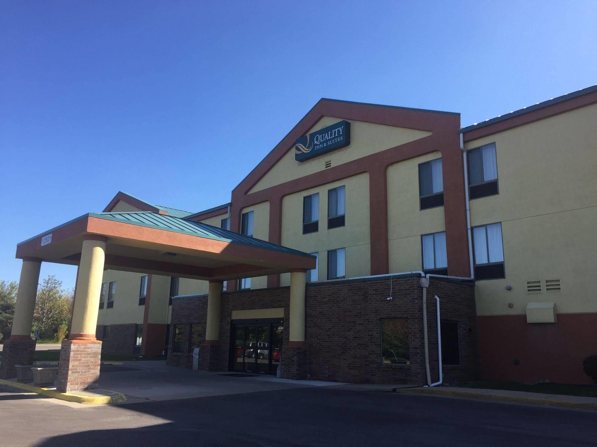 Quality Inn & Suites Lenexa Kansas City Exterior photo